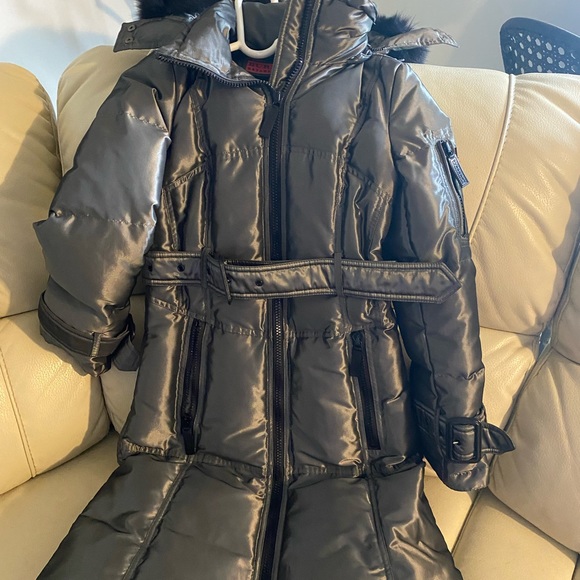 Burberry jacket! Size 4 uk or size 2 US. Beautiful fox fur hood. Stunning coat - Picture 9 of 12